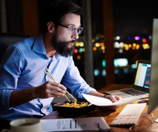 Jantar tarde pode atrapalhar o metabolismo e a queima de gordura