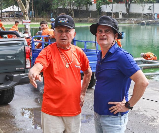 Prefeito David Almeida acompanha instalação do deck e anuncia pedalinhos na nova lagoa do Japiim