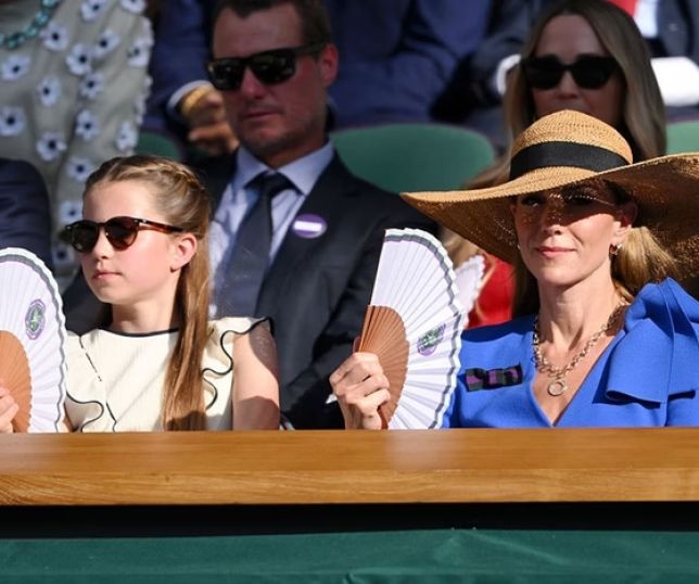 Charlotte ''imita'' a mãe, Kate, e recebe elogios: ''Aura de princesa''