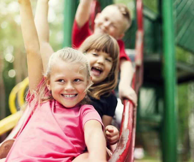  Brincadeiras ao ar livre durante as férias ajudam a prevenir a miopia infantil