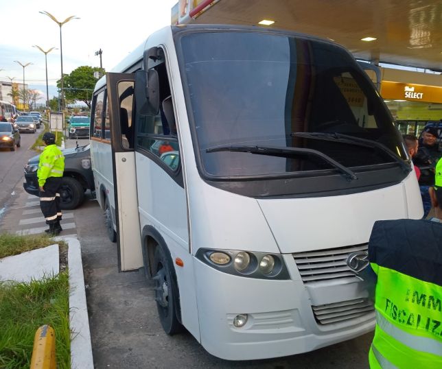 Prefeitura de Manaus apreende ônibus clandestinos durante operação Transporte Legal