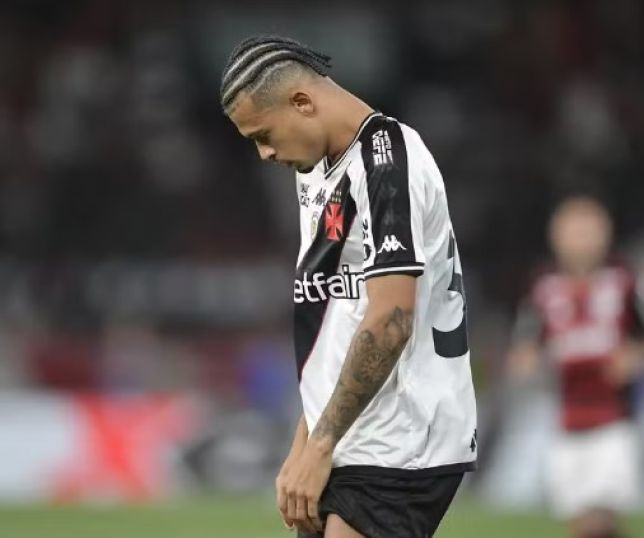 Alvo de organizada, João Victor aumenta lista de episódios de atrito com a torcida do Vasco