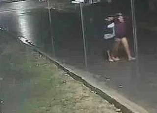 Adolescente de 14 anos é morta com 51 facadas; vídeo aponta suspeito sendo conduzida. VEJA 