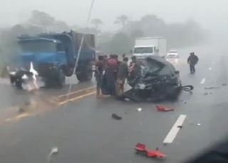 Carro colide com caminhão e um dos ocupantes fica preso entre as ferragens na rodovia AM-070, que liga Manaus a Manacapuru. VEJA VÍDEOS