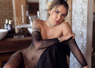 Flávia Barone é uma loira fatal com olhos azuis que hipnotizam e lábios que são um convite explícito. VEJA FOTOS