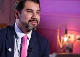 Médico vira réu após parto de 27h deixar bebê com paralisia