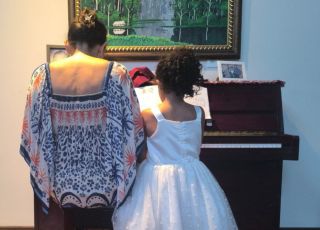 Concerto 'A Arte do Piano  - A Quatro Mãos' valoriza vínculos familiares e prática coletiva da música em Manaus