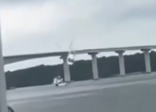 Helicóptero cai em rio na Malásia durante exercício nuclear. VEJA VÍDEO