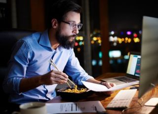 Jantar tarde pode atrapalhar o metabolismo e a queima de gordura