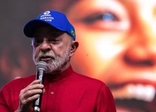 Após operação da Polícia Federal contra Bolsonaro, Lula afirma que será candidato em 2026 para não 'entregar país para aquele bando de maluco'