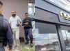 Polícia bate na porta da casa e prende dono de loja de móveis planejados que aplicou golpes em dezenas de clientes na Zona Centro-Sul de Manaus. VEJA VÍDEO