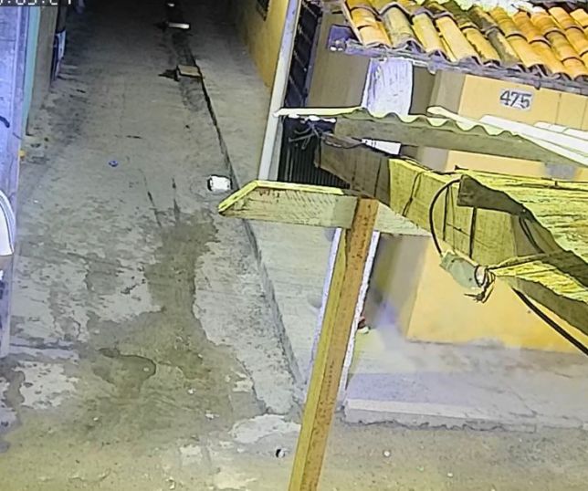 IMAGEM FORTE! Câmera de segurança flagra homem sendo morto e outro baleado por criminosos disfarçados de policiais civis. VEJA VÍDEO