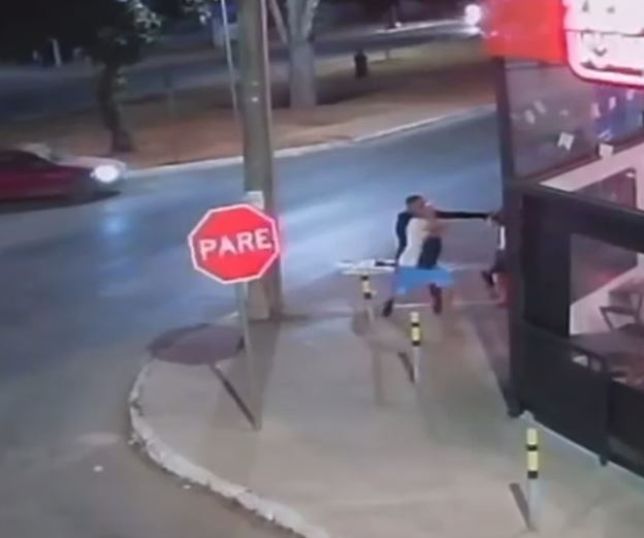 Homem reclama de criança em distribuidora e leva facada na barriga. VEJA VÍDEO