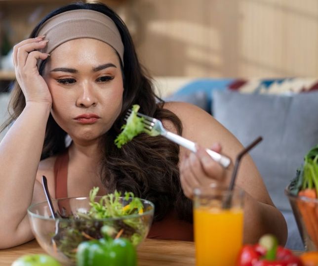 Restrição alimentar causa tristeza ou depressão? Entenda relação