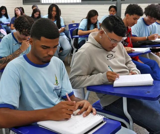 MEC orienta escolas na escolha de livros didáticos para o ensino médio
