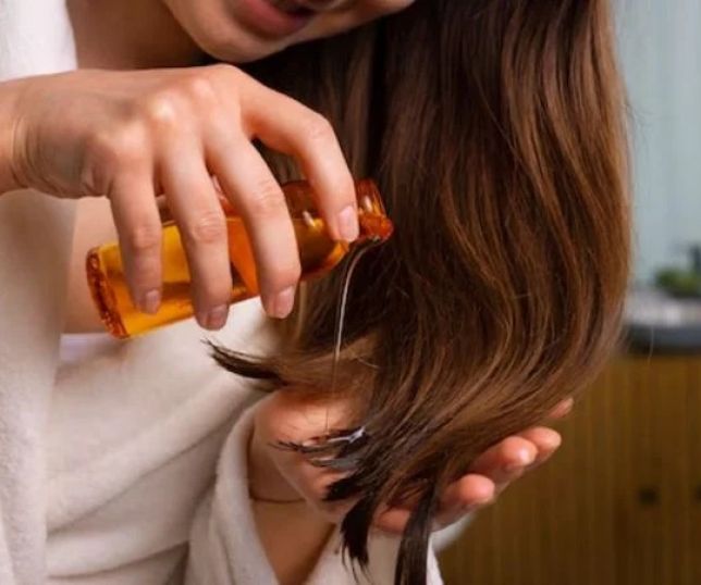 Óleo no cabelo: como aplicar do jeito certo e remover sem pesar os fios
