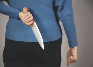 Mulher mata marido com facada no coração para ficar com amante