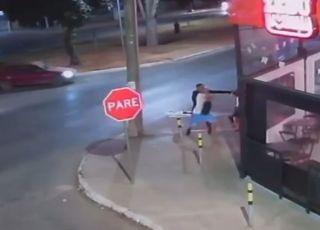 Homem reclama de criança em distribuidora e leva facada na barriga. VEJA VÍDEO