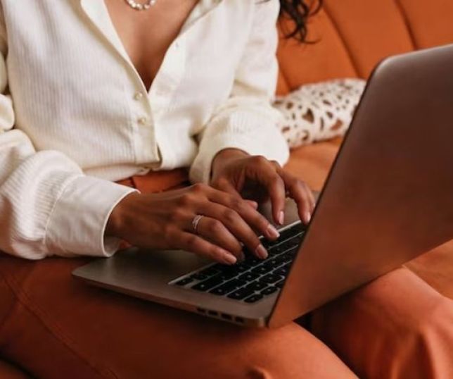 Unhas para quem digita muito: estilos lindos que não atrapalham no teclado