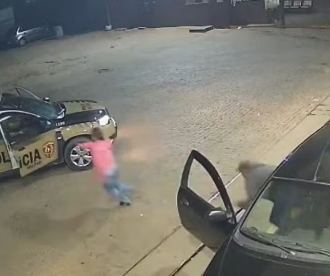 Vítima de estupro e sequestro vê viatura da Polícia Militar e salta de carro para pedir socorro. VEJA VÍDEO
