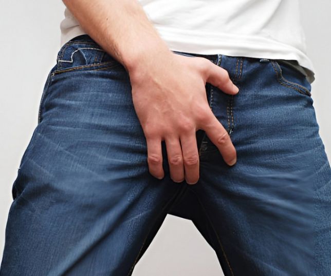 Por que os homens costumam levar a mão até o pênis ou ao saco, mesmo em público?