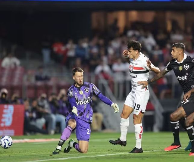 Desorganizado, Botafogo é derrotado pelo São Paulo com nova falha de Neto