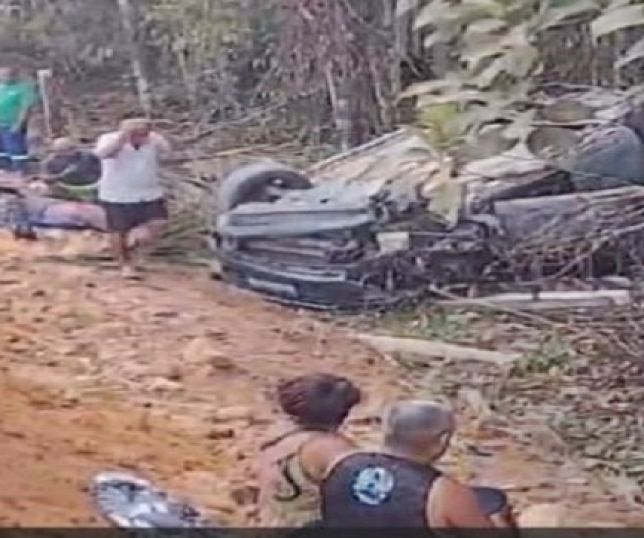 Casal fica ferido após capotamento de carro no quilômetro 86 da rodovia AM-010 que liga Manaus ao município de Itacoatiara. VEJA VÍDEO
