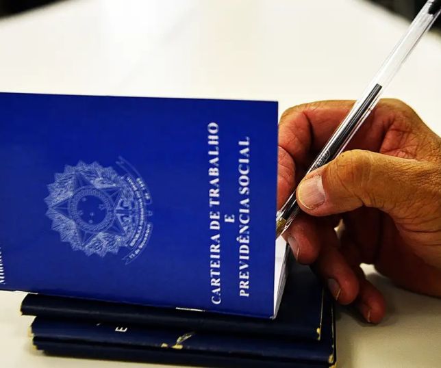 Desemprego recua para 5,6%, a menor taxa desde 2012, mostra IBGE
