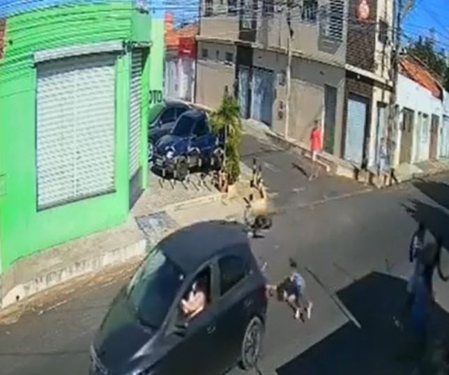 Câmera de segurança registra grave colisão entre moto e carro que deixa motociclista ferido. VEJA VÍDEO