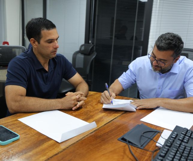 Governador Wilson Lima anuncia pavimentação da estrada de acesso ao porto de Fonte Boa e revitalização de estádio em Japurá