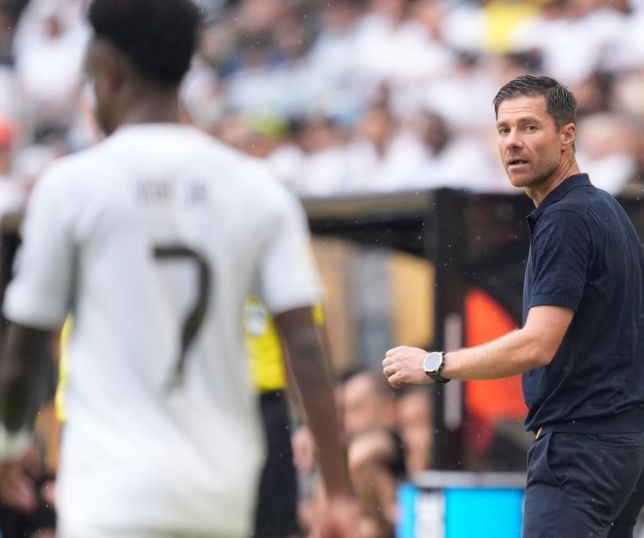 Xabi Alonso diz que Vini Jr. não deve ''se ofender'' por ser reserva