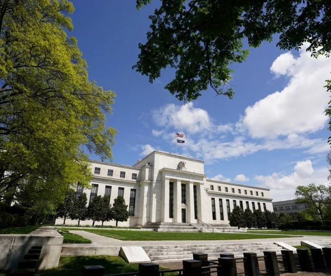 Fed reduz juros dos EUA pela 1ª vez em 9 meses, para faixa de 4% a 4,25% ao ano