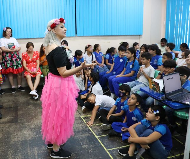 Professora da rede estadual promove ação cultural com valorização da narrativa indígena e doação de livros em escolas públicas