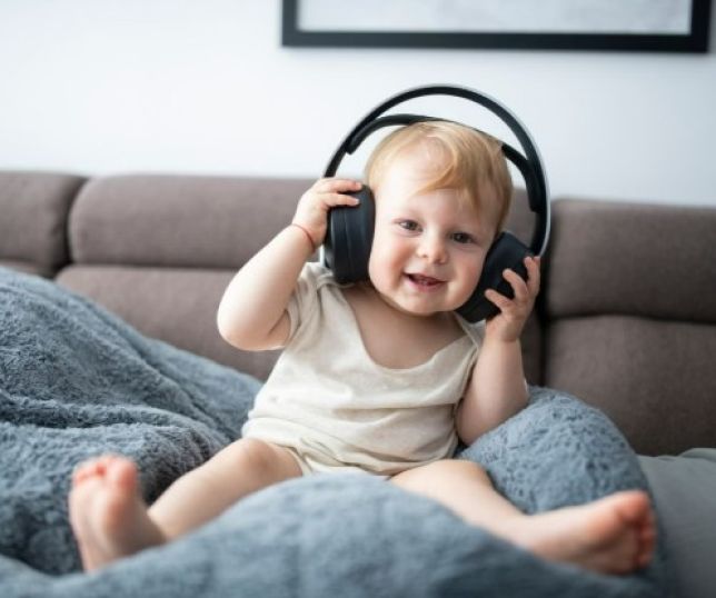 Influencer compartilha música que promete 'fazer qualquer bebê sorrir'