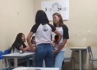 Discussão entre duas alunas termina em briga generalizada dentro de sala de aula. VEJA VÍDEO