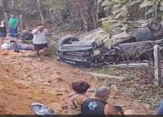 Casal fica ferido após capotamento de carro no quilômetro 86 da rodovia AM-010 que liga Manaus ao município de Itacoatiara. VEJA VÍDEO