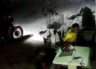 Homem é surpreendido e baleado com vários tiros enquanto usava computador em frente de casa na Paraíba.  VEJA VÍDEO