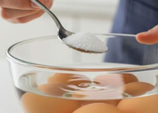 Por que colocar sal na água muda tudo na hora de cozinhar ovos