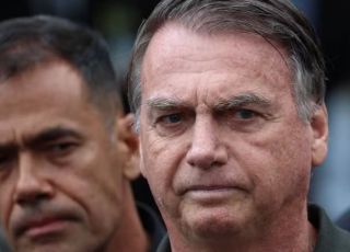 Jair Bolsonaro é condenado a pagar indenização de R$ 1 milhão após comparar cabelo de homem negro com 'criatório de barata'