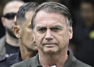 Bolsonaro tem melhora parcial, e continuidade da internação será reavaliada ao longo do dia