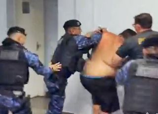 Agentes da Ronda Ostensiva Municipal tiveram que usar muito força física para dominar homem que resistiu à prisão no 1º DIP, Zona Sul de Manaus