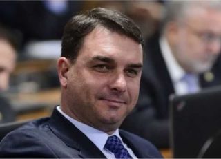 Flávio Bolsonaro responsabiliza imprensa mundial por ataques à direita