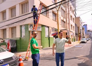Prefeito David Almeida fiscaliza ação de despoluição visual na Quintino Bocaiúva e reforça que operação já soma mais de 6,5 toneladas de fios e cabos removidos
