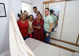 Prefeito David Almeida acompanha visita de famílias ao Residencial Carlos Braga e anuncia entrega e primeira  etapa em novembro
