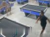 Imagens de câmera de segurança mostram momento em que pistoleiros invadem bar de sinuca e executam jovem na maior frieza. VEJA VÍDEO