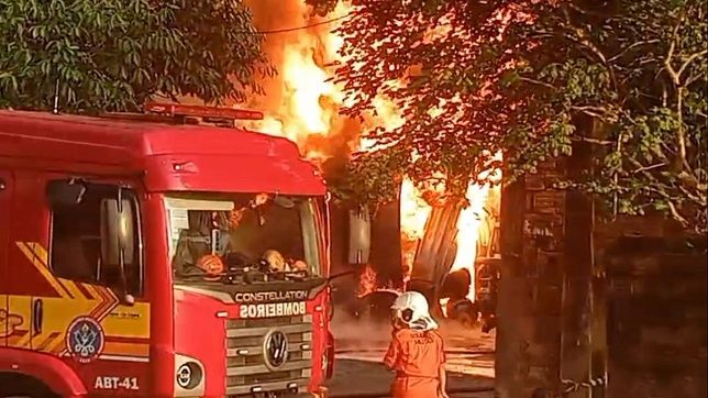 INCÊNDIO ATINGE OFICINA EM ÁREA DE MATA NO BAIRRO DO TARUMÃ, ZONA OESTE DE MANAUS. VEJA VÍDEOS