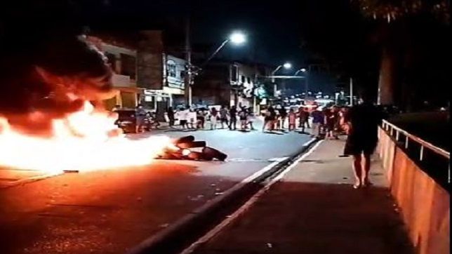 MANIFESTANTES ENTRAM EM CONFRONTO COM A POLÍCIA MILITAR EM PROTESTO PELA MORTE DE UM HOMEM NA AVENIDA BRASIL, ZONA OESTE DE MANAUS. VEJA VÍDEOS