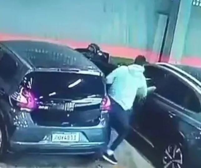 Câmera de segurança filma momento em que mulher é vítima de sequestro relâmpago em estacionamento de supermercado. VEJA VÍDEO