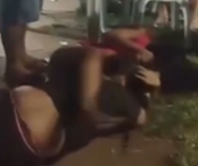 Com calcinha à mostra, 'blindadas' trocam socos e puxões de cabelo em festa no Amazonas. VEJA VÍDEO