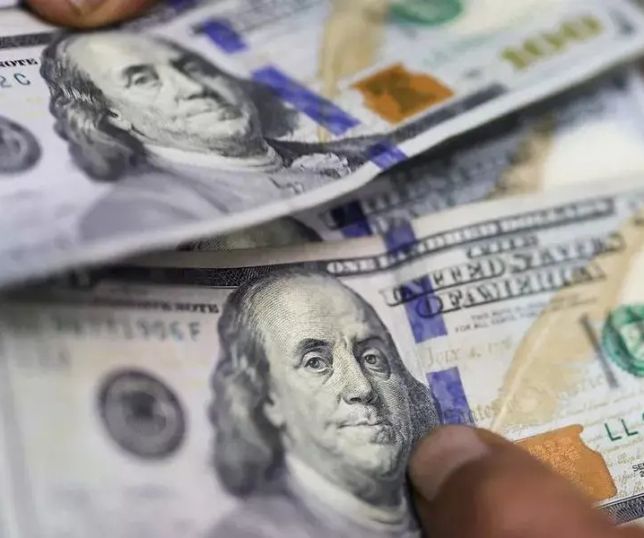 Dólar avança a R$ 5,50 com tensão entre EUA e China e discurso de Powell